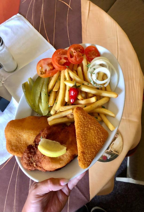 Restaurace A Penzion Mája Benecko Esterno foto